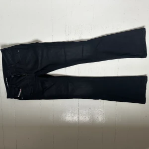 Low waist bootcut jeans från Diesel - Säljer mina skitsnygga low waist bootcut jeans i svart från Diesel! Använda fåtal ggr, nypris 1900kr. Be absolut om flera bilder! 