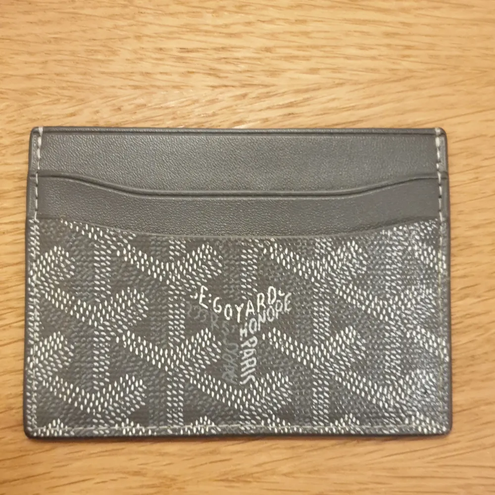 Säljer nu min goyard plånbok då den ej kommer till anvöndning. Produkten är ej äkta.. Accessoarer.