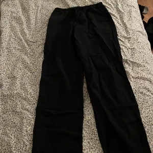 Linne byxor från Young Gina  - Linne byxor i ny skick använda Max 3 gånger för fler bilder skriv till mig❤️