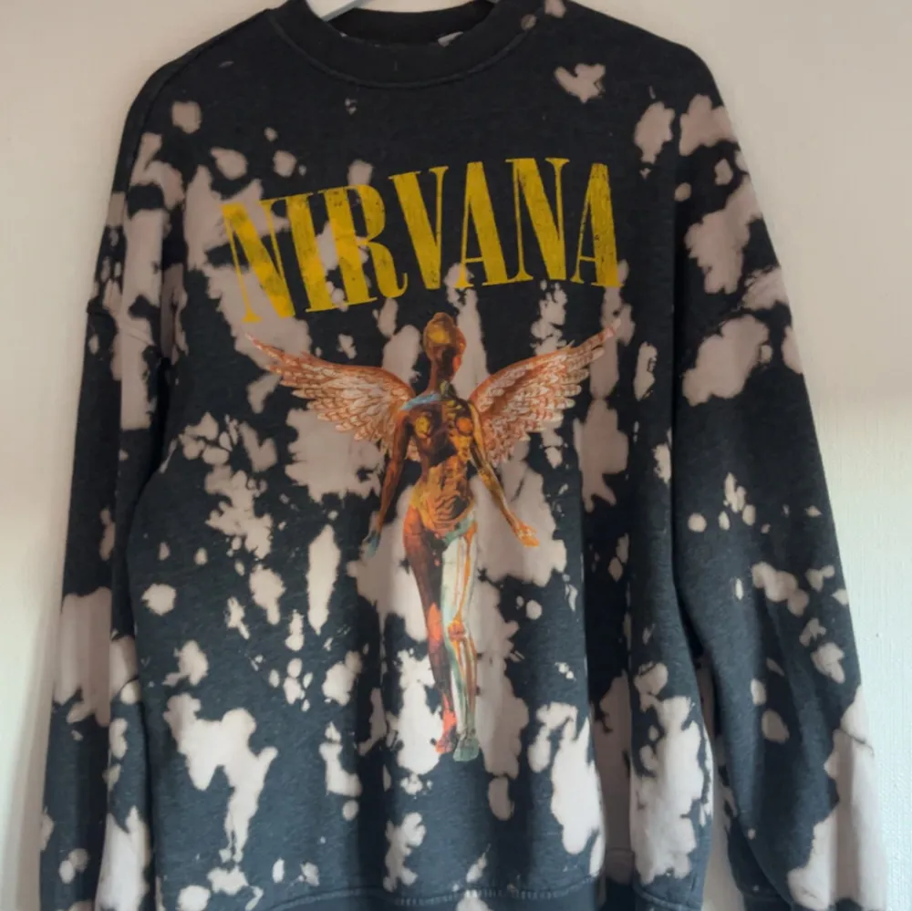 Nirvana sweatshirt, väldigt oversized skulle säga att den passar som M! Bra skick inga fläckar eller liknande👌. Tröjor & Koftor.