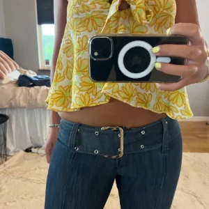 Unika jeans💙 - Så najs jeans som tyvärr inte kommer till användning längre! Midjemått: 84cm och innerben 77cm