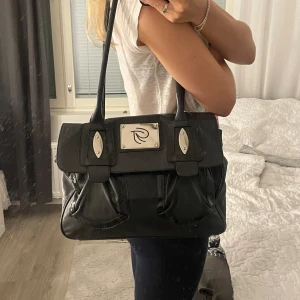 Gilda Tonelli bag - Äkta italiensk läderväska från Gilda Tonelli. Väskan är i mycket bra skick, den är rymlig och har två fickor inuti, en större och en mindre. Fråga gärna om fler bilder och mer information!