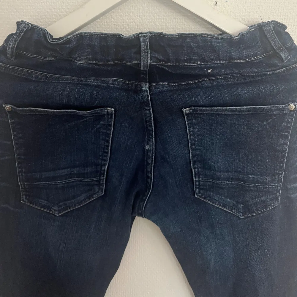 Säljer dessa feta slim fit jeans i storlek 170cm. Skicket är 8/10 och jeansen är i bra kvalitet! Priset kan diskuteras, skriv om ni har fler frågor. Jeans & Byxor.