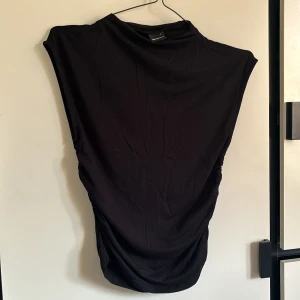 Svart ginatricot tröja - Snygg svart tröja från ginatricot utan ärmar.🖤🖤