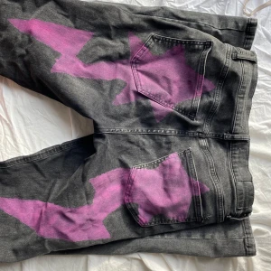 Lowwaist målade jeans - Har målat de rosa på baksidan  Används inte eftersom att dom är förstora på mig nu