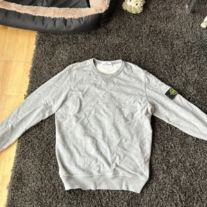 Stone island crewneck - Bra skick/ syn på användning, självklart äkta, kan gå ner i pris vid snabbt köp