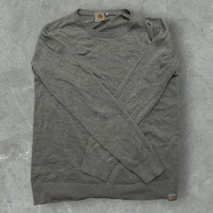 Carhartt knitted sweatshirt  - Grå stickad tröja från Carhartt i storlek S. Passar även M. Bra skick och inga slitage! ♻️ 🚨(120kr vid snabb affär!!)🚨