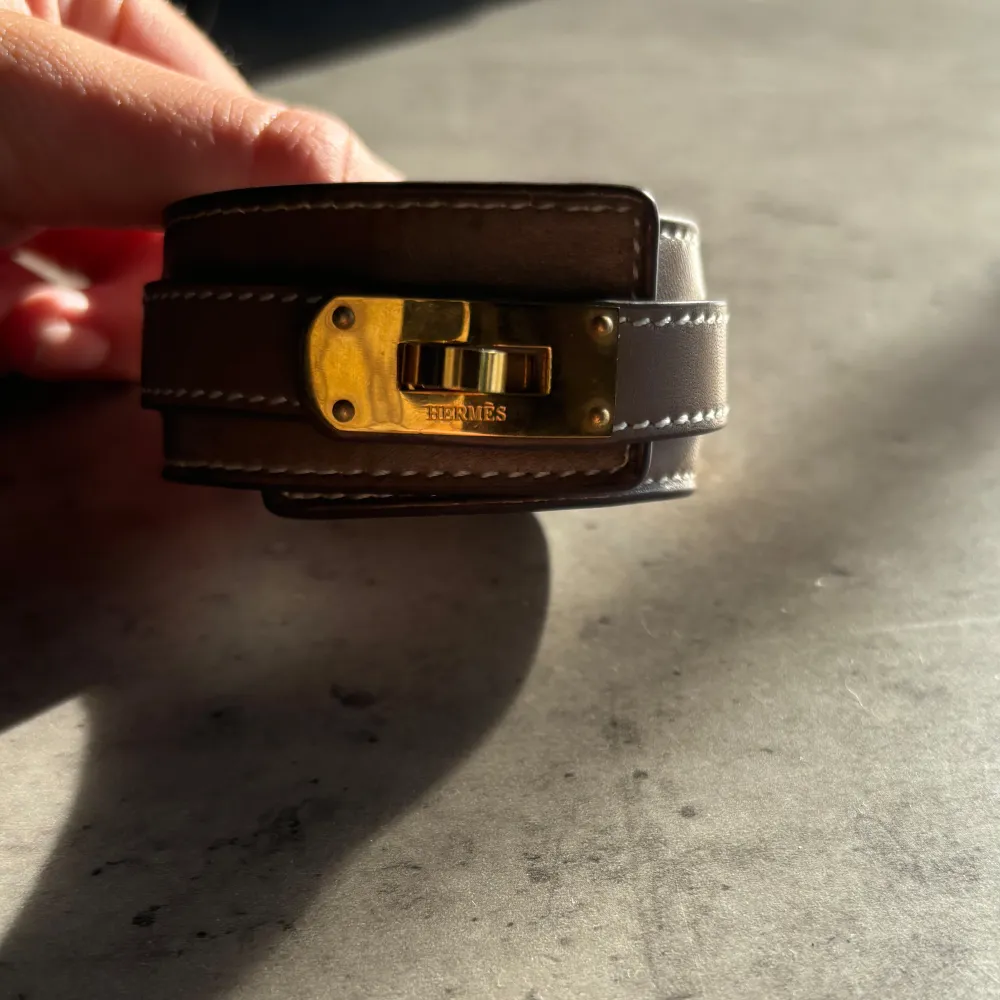 Kelly hermes armband som jag fått i present förra året men som tyvärr inte kommer till användning.. Övrigt.