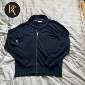 Full Zip Tröja - Säljer denna frächa och snygga full zip up tröjan från Jack & Jones i ett riktigt bra skick. Storlek M och färgen är mörkblå Hör av er för fler frågor!🤝