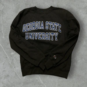 Champion vintage sweatshirt - Sweatshirt från Champion i storlek XS. Vintage tryck och mörkgrå färg! Perfekt för kallare dagar!♻️