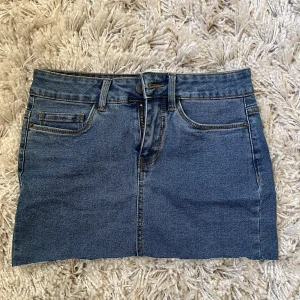 Lågmidjad jeans kjol. - Knappt Andvänd. 