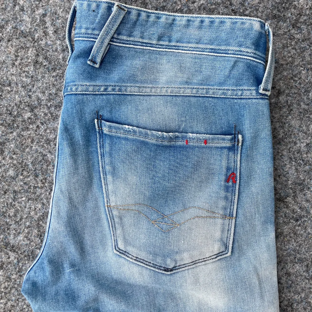 Säljer ett par schyssta par Replay jeans i modell Anbass. Storlek W32 L32. Skickar så fort jag kan!. Jeans & Byxor.