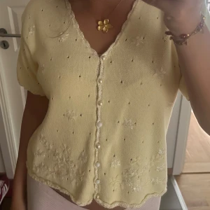 Topp - Jätte fin topp köpt på plick för längesen, storlek står inte men skulle säga S/M ☺️ färgen på några knappar har ramlat av som man ser på bilderna