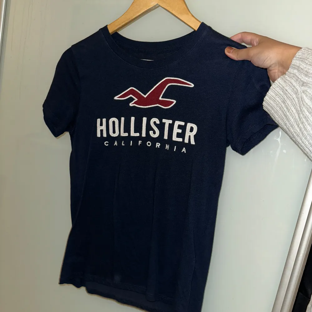 Säljer min äkta hollister tröja köpt i Dubai för ett par år sedan 💕Knappt använd. . T-shirts.