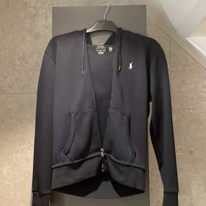 Hej, Säljer En Ralph lauren zip. Köpt för 3000kr. Hör av er vid frågor. 