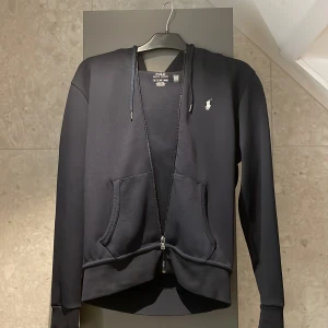 Ralph Lauren  - Hej, Säljer En Ralph lauren zip. Köpt för 3000kr. Hör av er vid frågor. 