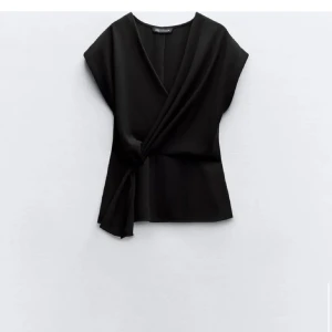 Zara topp - Säljer min super snygga topp från zara. Tog av lappen och kunde därför inte lämna tillbaka så den är helt oanvänd!  Säljer för 400kr+frakt men pris kan diskuteras vid snabb! Storlek S