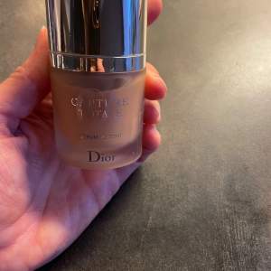 Dior Capture Totale Foundation i nyans 020. Hudvårdande egenskaper. Oanvänd då det är fel nyans för mig.