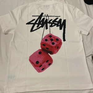 Stussy t-shirt - Vit Stussy t-shirt storlek M. Aldrig använd så i väldigt bra skick. Priset kan diskuteras vid snabb affär