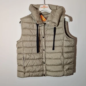 Parajumpers Taryn - Helt ny Taryn puffer vest i färgen "Atmosphere". Storlek M dam Certilogo för kontroll av äkthet.
