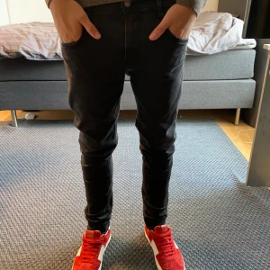 Replay Hyperflex - Säljer dessa feta Replay hyperflex!  Storlek 28/30 | Sjukt bekväma! | Skick 9,5/10 | Inga defekter! | Modellen på bilden är 177cm 62kg | Hör av dig vid minsta fundering🙌