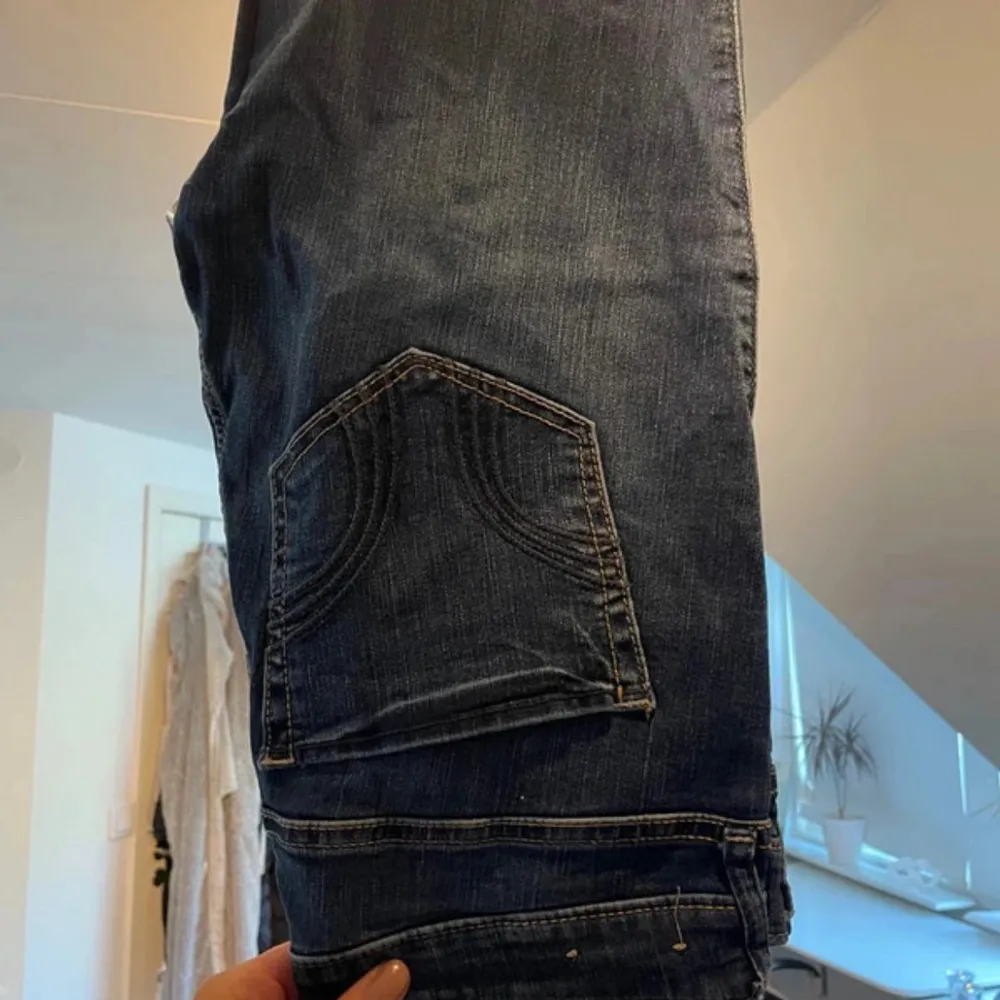 Super Skinny jeans med högmidja. I väldigt fint skick och sparsamt använda.   Storlek W26, L 31. Jeans & Byxor.