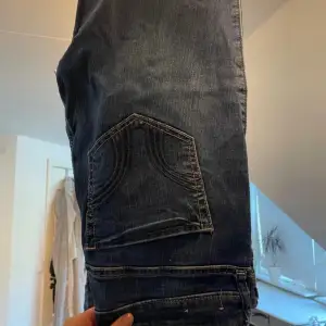 Super Skinny jeans med högmidja. I väldigt fint skick och sparsamt använda.   Storlek W26, L 31