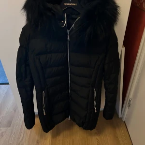 Äkta Hollies jacka  - Säljer denna fina Hollies jacka som använts 1 gång❣️jackan är i nyskick, inga defekter alls❤️ Original pris 4299kr, säljer för 4000kr 