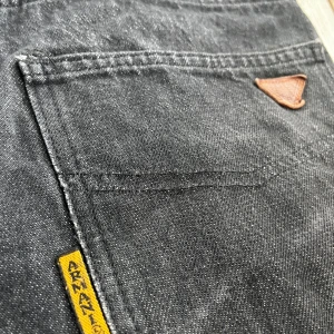 Byxor - Uppgradera din garderob med dessa stilrena och bekväma jeans från  i storlek 32. Byxorna har en mörk tvätt och är tillverkade av högkvalitativt material som garanterar både hållbarhet och komfort. Perfekta för både vardag och fest.