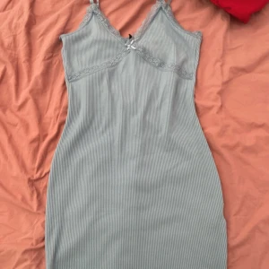 Ljusblå klänning - Jättefin klänning från HM, använd 1 gång 