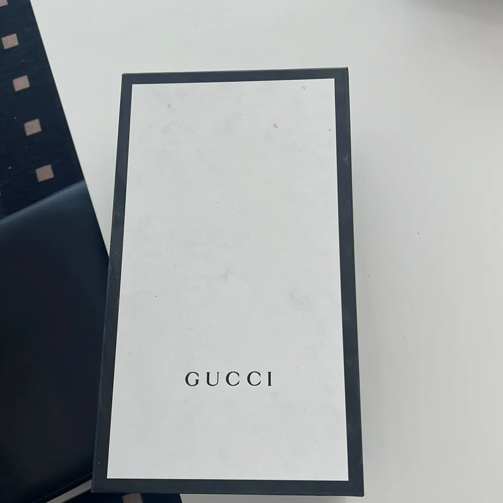 Säljer gucci skor!   Skick 7/10    Box och tillbehören finns!   . Skor.