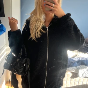 Teddyjacka  - Jättefin svart teddyjacka från Lindex i storlek S🖤 säljer då den inte kommer till användning 