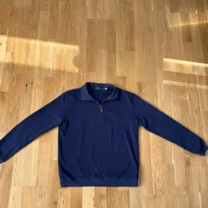 Hej! Säljer nu min half zip Polo tröja. Tröjan har en väldigt fin och unik färg, den är i storlek S men passar M. Hör av er privat vid minsta lilla fundering!