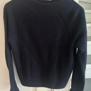 Stickad tröja - Stickad blå tröja!