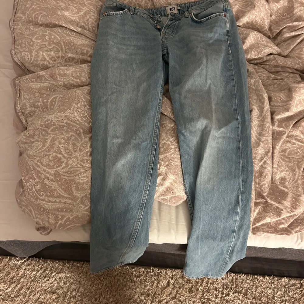 Ett par blå low waist jeans från Lager 157. Dom är i storlek S och säljs för att dom tyvärr inte kommer till användning längre. Inga större definitioner och har använts flitigt 🩵. Jeans & Byxor.