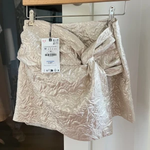 Guld kjol med shorts - Jättefin ny kjol från zara. Tyvärr för stor för mig.