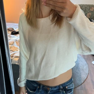Ribstickad tröja från Kappahl  - Fin stickad tröja från Kappahl, super söt men säljer då den inte kommer till användning☺️ använd max 3 gånger så super bra skick. Nu pris 399 säljer för vi 125