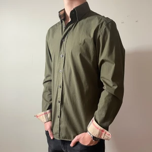 Burberry skjorta -  Burberry skjorta i olivgrön färg, storlek S, självklart äkta! Pris -1199kr nypris -5000+, skriv vid fundering eller fråga👀