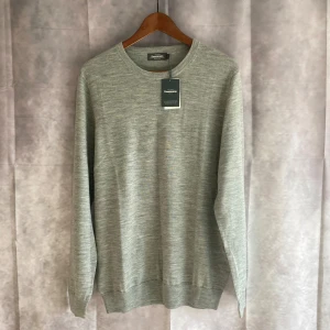 Dressman Tröja Merino - Säljer en snygg och stilren grå tröja från Dressmann i 100% merinoull | Perfekt för både höst och vinter | Tröjan är klassisk och bekväm | Nyskick med tagg kvar!