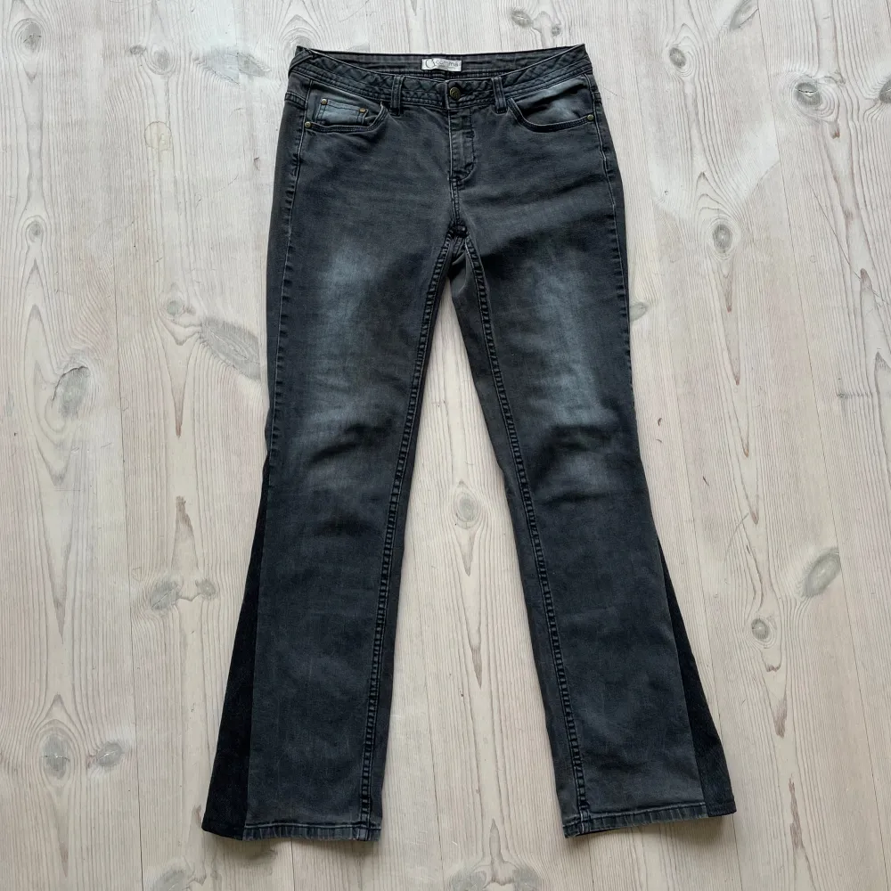 Lågmidjade bootcut jeans från Comma som jag har sytt om till bootcut. Fint skick. Kan inte hitta storlek men skulle säga S/M. Tvärs över midjan är det 40 cm och innerbenslängden är 78 cm, passar mig som är 172 och brukar ha S eller M. . Jeans & Byxor.