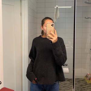 grå stickad tröja  - Fin mörkgrå stickad tröja från mango. Fin passform och skönt material🥰