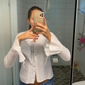 Vintage skjorta - Vit skjorta i bomull med volangärmar och fina detaljer med glitter🥰 Sitter bra på mig som vanligtvis har S! Storlek 8 på lappen. Köpt second hand😊