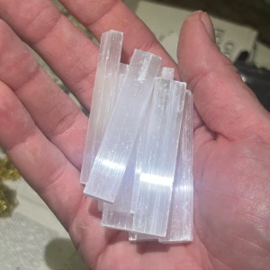 Liten skiva i Selenit  - Annonsen avser 1st skiva! Ca 6cm lång. Selenit laddar dina kristaller med energi. Nypris ca 40:-  Alla mina kristaller är köpta av väletablerade svenska säljare (så inget kina skit!)