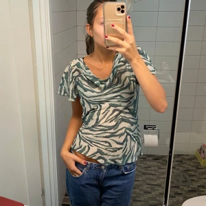 Zebramönstrad grön topp - Superfin vintage Zebramönstrad topp i fint material. Fina detaljer. Passar mig som vanligtvis har s (står ingen storlek i plagget)🥰