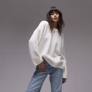 Helt ny stickad tröja - Jättefin stickad tröja som endast är använd 1 gång! Storlek xs men väldigt oversized och skulle nog upplevas som M. Nypris 639 mitt pris 400 + frakt🩷 Mer bilder kan fås🥰