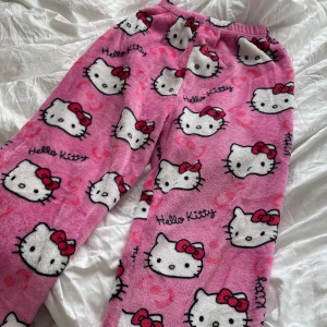 Hello Kitty byxor - Supermysiga hellokitty pyjamasbyxor i storlek M, jag har vanligtvis storlek XS men älskar att dom är baggy, så sjukt skönt material☺️