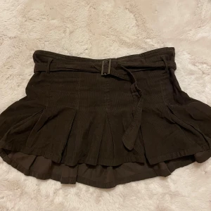 Kjol - En super fin kjol, Troligen från zara men säljs inte i butik längre! 💕Säljer då den är förstor. storlek 36. (Finns dragkedja) 
