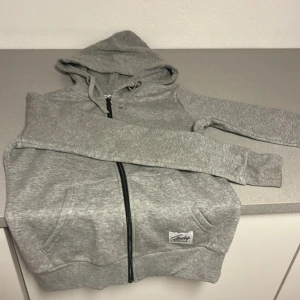 Frank & dandy - Jag säljer den här frank & dandy zip hoodien för den har blivit för liten 