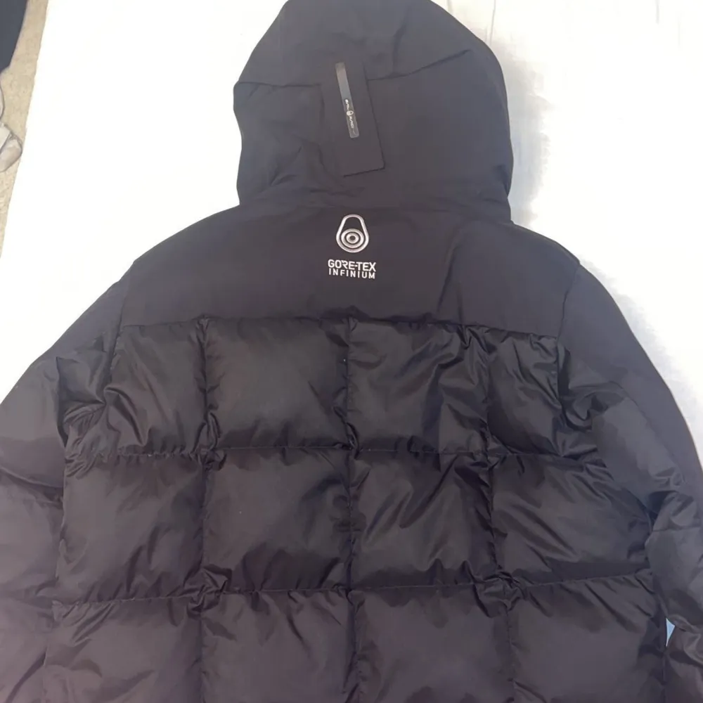 Riktigt fräsch och fin sail racing goretex jacka. Jackan är använd i endast 1 vinter innan jag köpte en annan jacka.   Storlek S   Pris kan diskuteras vid snabbaffär:)!. Jackor.