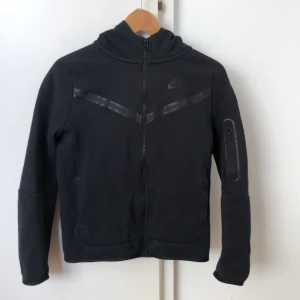 Nike tech fleece svart - Den är 158 cm och i 9/10 skick. Använder den inte längre då den blivit för liten. Mitt pris är 400 kr, hör av dig om du är intresserad.